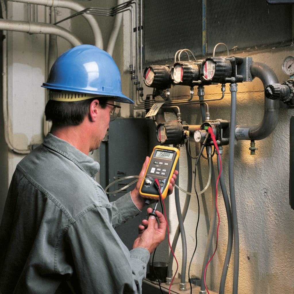 Fluke 718100US Pressure Calibrator with Pressure Vacuum Pump, 12 to 100 PSI TriplePoint